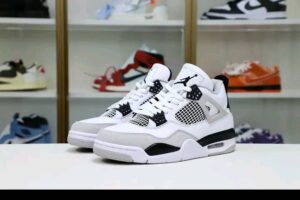 Air Jordan 4 Blanche et Grise